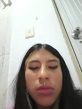 SQUIIRTSAMII_ Adlı Modelin Canlı XXX Sohbeti