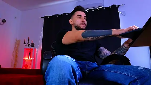 MightyAaron66's Live XXX Chat