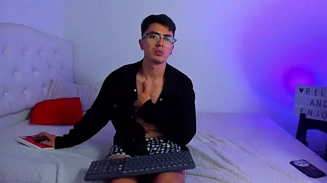 Pertunjukan Kamera Web Caramelo_Bryan