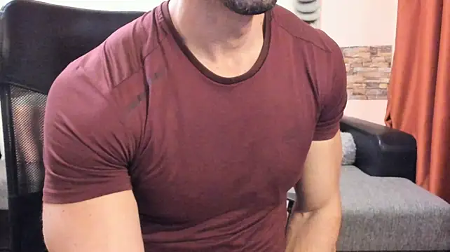 צ'אט XXX בשידור חי של HotHunkTrainer