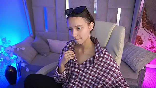 צ'אט XXX בשידור חי של TinyNatalie