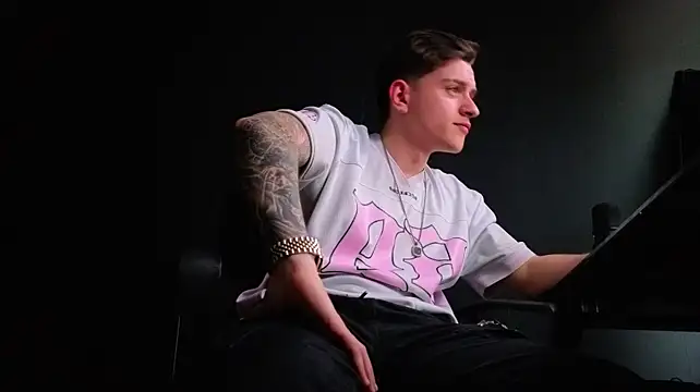 FelixStarkk Adlı Modelin Canlı XXX Sohbeti