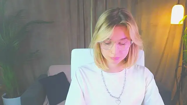 NoraMoreau's Live XXX Chat