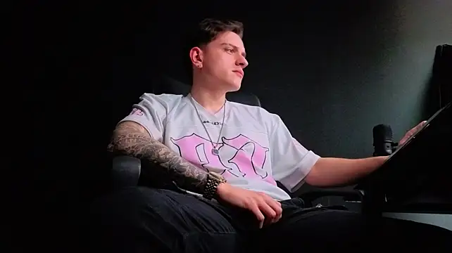 Chat +18 de FelixStarkk ao vivo