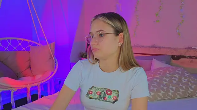 Chat +18 de Miaa_Hill ao vivo
