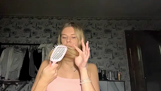 HoneysPiee's Live XXX Chat
