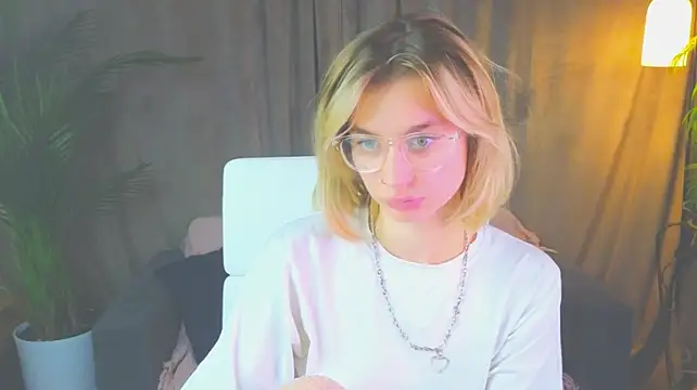 NoraMoreau's Live XXX Chat