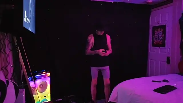 NEWHUNGBOY Show in webcam