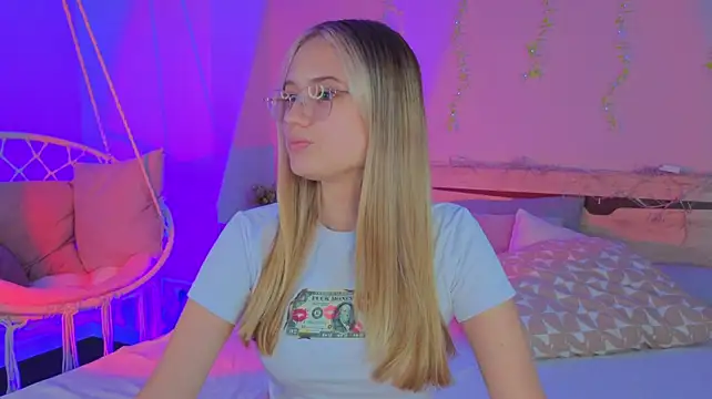 Chat +18 de Miaa_Hill ao vivo