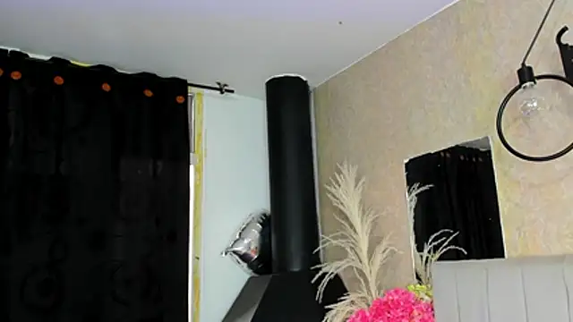 Chat +18 de Julieth_Caandy ao vivo