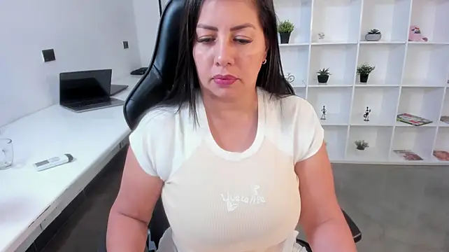 Chat +18 de natural_bigboobs ao vivo