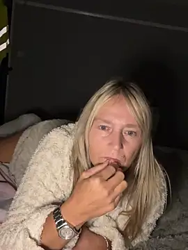 Blondnboujee53's Live XXX Chat