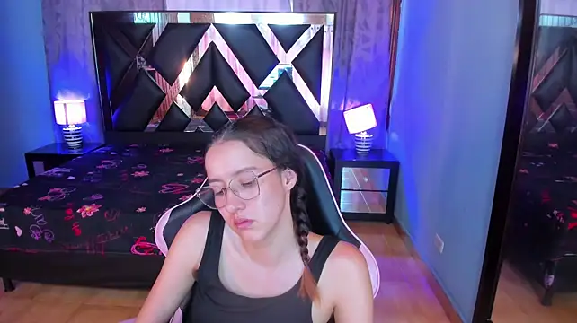 Linda4Petite Adlı Modelin Canlı XXX Sohbeti