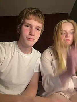 Pokazy przed kamerką – SensualTeenCouple