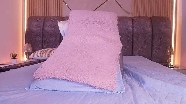 naia_blessed's Live XXX Chat