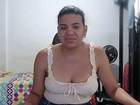 Chat +18 de Adriana_0312 ao vivo