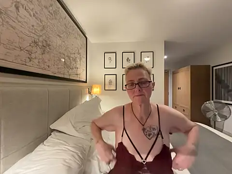 Curvy-Jinx Live XXX-Chat