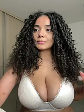 Curlyierr Chat XXX in diretta