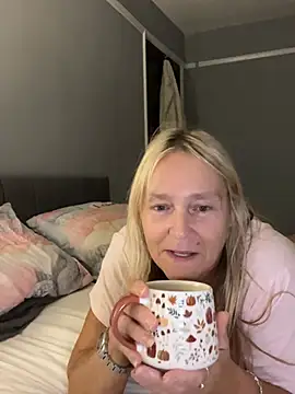 Blondnboujee53 Adlı Modelin Canlı XXX Sohbeti