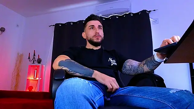 MightyAaron66 Adlı Modelin Canlı XXX Sohbeti