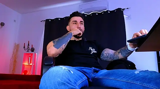 MightyAaron66 Adlı Modelin Canlı XXX Sohbeti