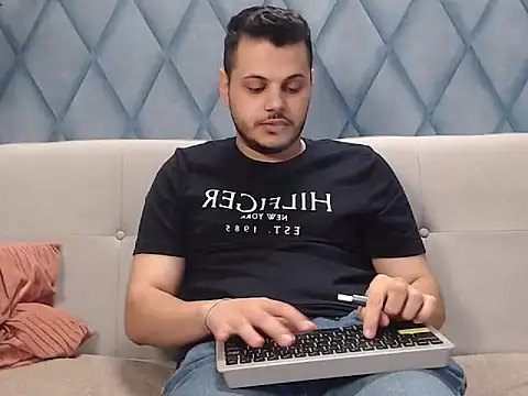 Chat +18 de AlecsSteel ao vivo