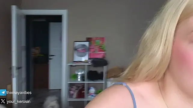 Maya_NextDoor's Live XXX Chat
