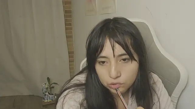 EmmitaGarcia Chat XXX live