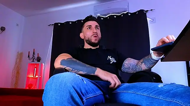 MightyAaron66 Live XXX-Chat