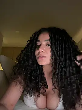 Curlyierr XXX чат на живо