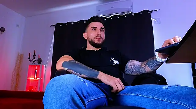 MightyAaron66's Live XXX Chat