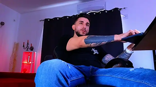 צ'אט XXX בשידור חי של MightyAaron66