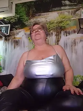QueenPammy1 Adlı Modelin Canlı XXX Sohbeti