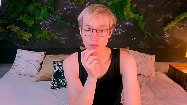 Chatroom XXX en direct de ADRIAN_LUKS