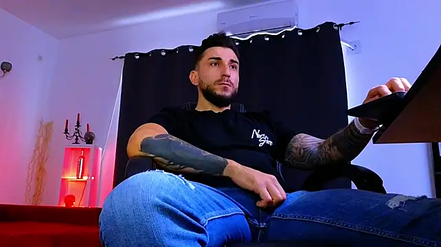 MightyAaron66 Adlı Modelin Canlı XXX Sohbeti