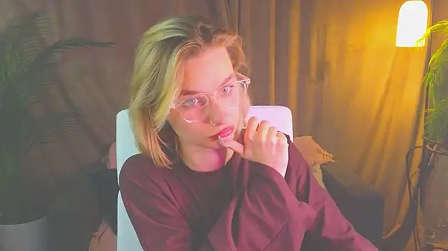 NoraMoreau's Live XXX Chat