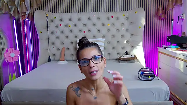 PlayfulShow's Live XXX Chat