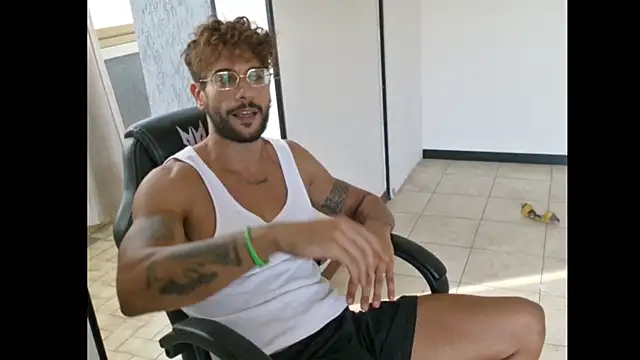 ItalianShadow live XXX chat