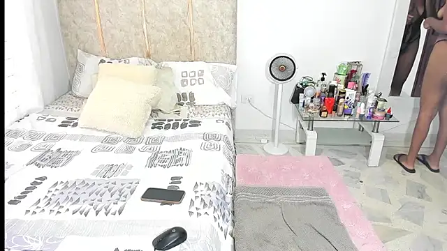 EnyelDavies Adlı Modelin Canlı XXX Sohbeti