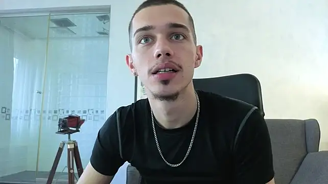 Chatroom XXX en direct de KaydenDrew