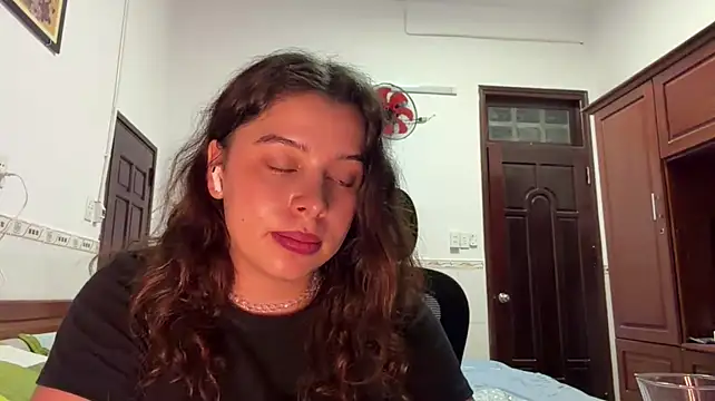 Chat +18 de KayleneLoukanis ao vivo