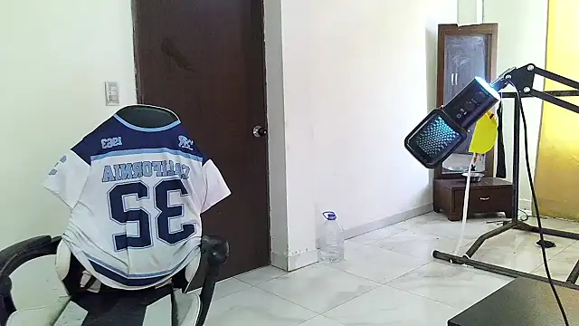 Chat +18 de aronmiller404 ao vivo