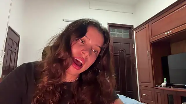 Chat +18 de KayleneLoukanis ao vivo