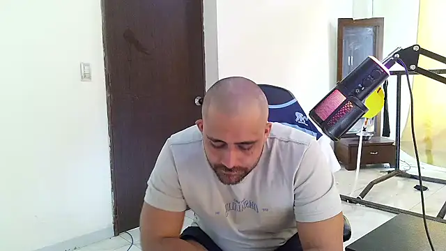 Chat +18 de aronmiller404 ao vivo