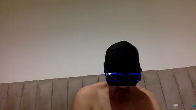 Chatroom XXX en direct de CaiBull