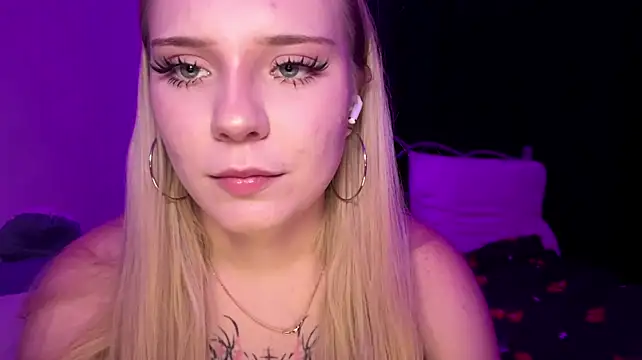 XXX chat uživo modela KyraBumbray