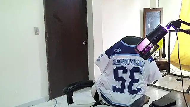 Chat +18 de aronmiller404 ao vivo