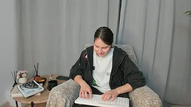 Chat +18 de JuttaZempel ao vivo