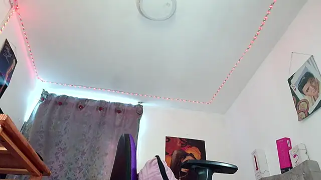 Chat +18 de Ninadesire1102 ao vivo