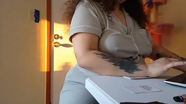 Chat +18 de honeeyyy_pot ao vivo